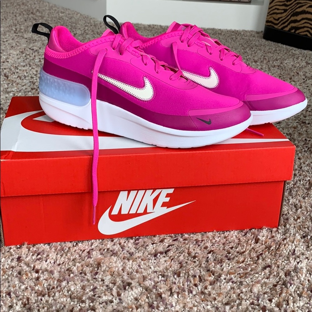 NWT Nike Amixa sneakers